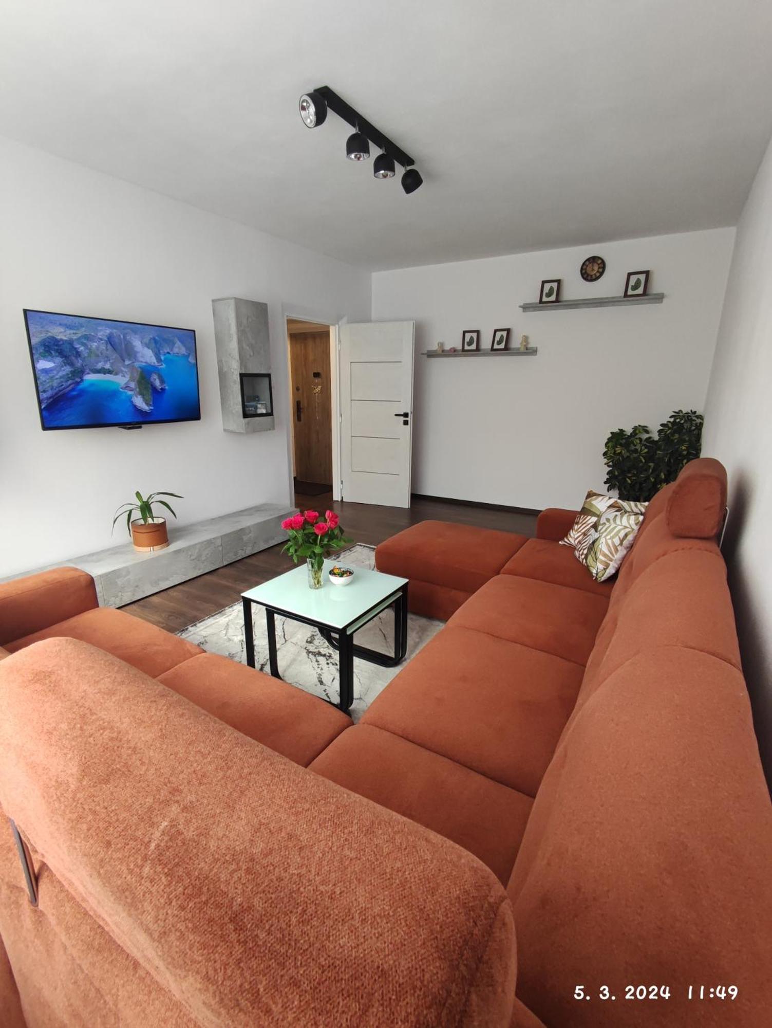 M&k West Apartment *